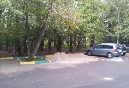 песок на парковке в Теплом Стане.jpg
