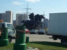 Скульптура на территории конно-спортивного комплекса Битца