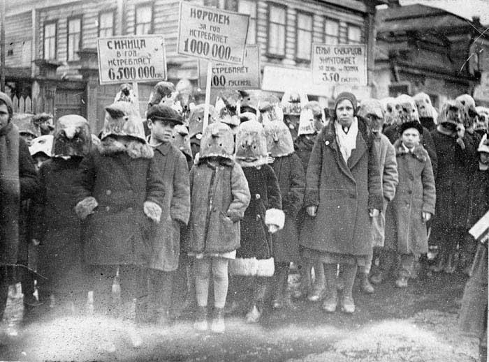 демонстрация в защиту полезных птиц 1934.jpg
