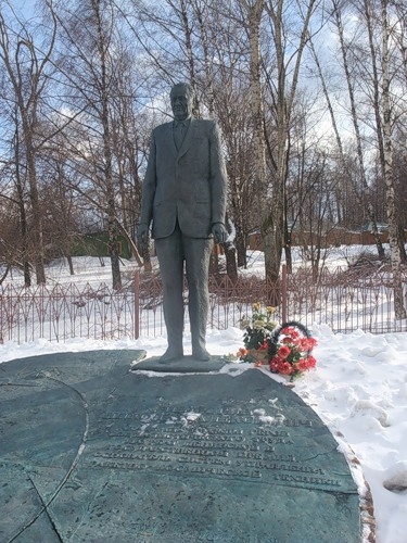 Памятник академику Пилюгину (рядом с усадьбой Воронцово)