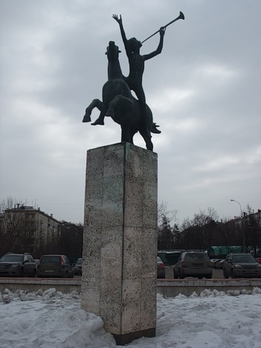 Скульптура у театра им Н.И.Сац на проспекте Вернадского
