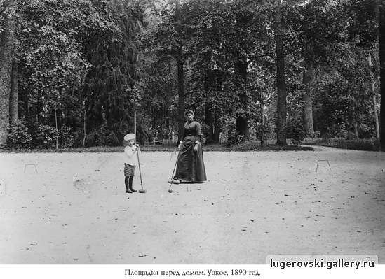 В.П.Трубецкой играет в Узком в крокет с гувернанткой. 1890 г.