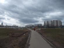 Территория парка 30-летия района "Ясенево" (слева видна колокльня церкви в усадьбе Ясенево).