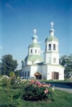 Церковь Петра и Павла в усадьбе Ясенево. Фото 1990-х гг. (сейчас она окрашена охрой).