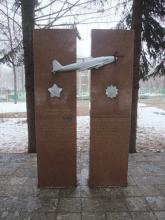 Памятник летчикам 672-го Измайловского авиаполка у школы № 1205 (ул Фотиевой, 19).