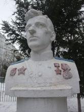 Памятник Герою Советского Союза Г.Ф.Артемченкову у школы на ул. Варги