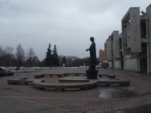 Памятник Н.И.Сац у театра им Н.И.Сац на проспекте Вернадского