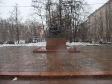 Памятник Ленину и Крупской (угол ул. Крупской и Ленинского проспекта).