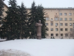 Памятник советскому госдеятелю Н.М.Швернику (Ленинский проспект, 42).