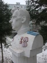 Памятник Герою Советского Союза Г.Ф.Артемченкову у школы на ул. Варги