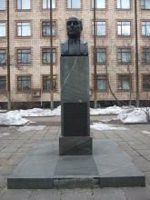 Памятник академику А.Н.Несмеянову на ул. Вавилова